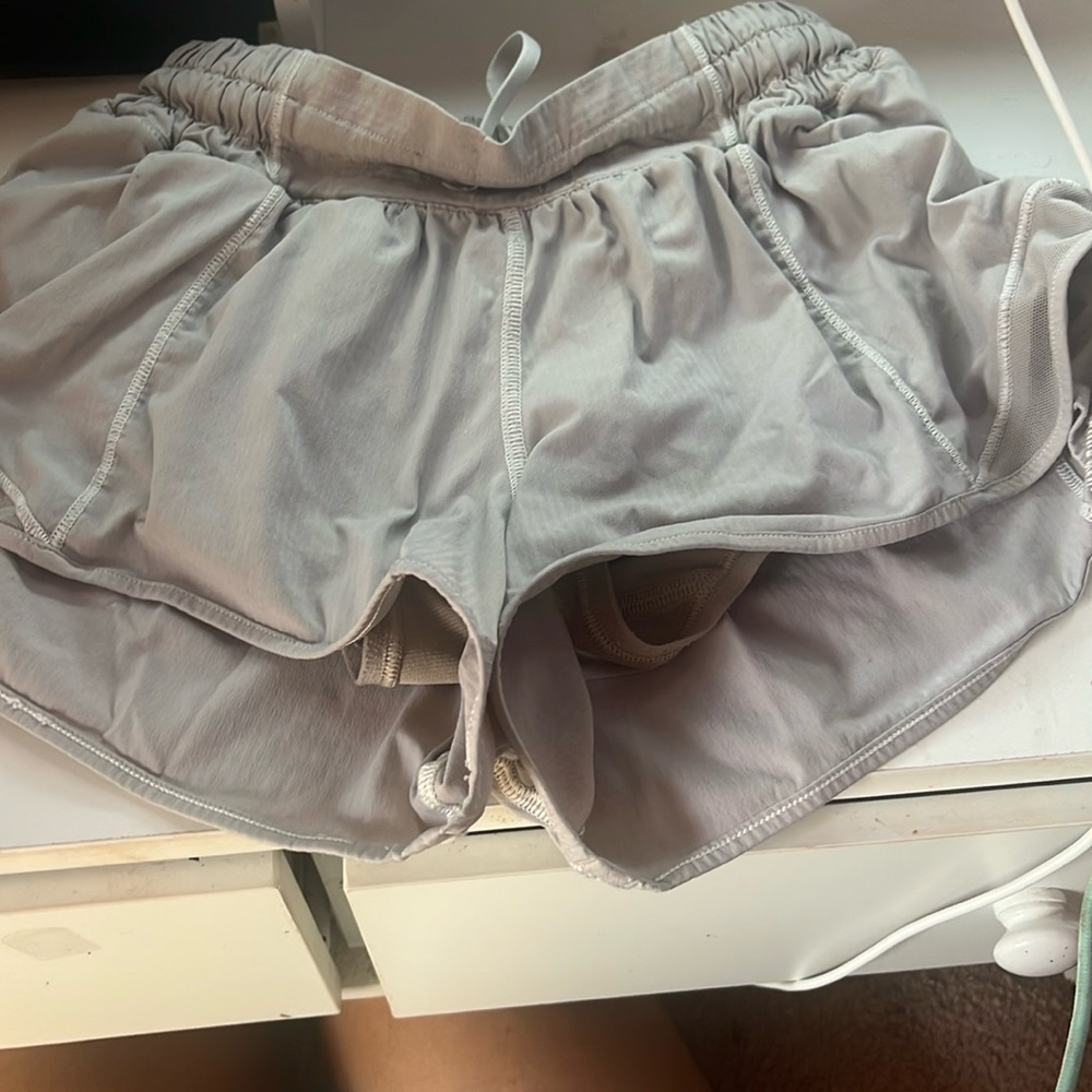 white lulu hotty hots 2.5 shorts